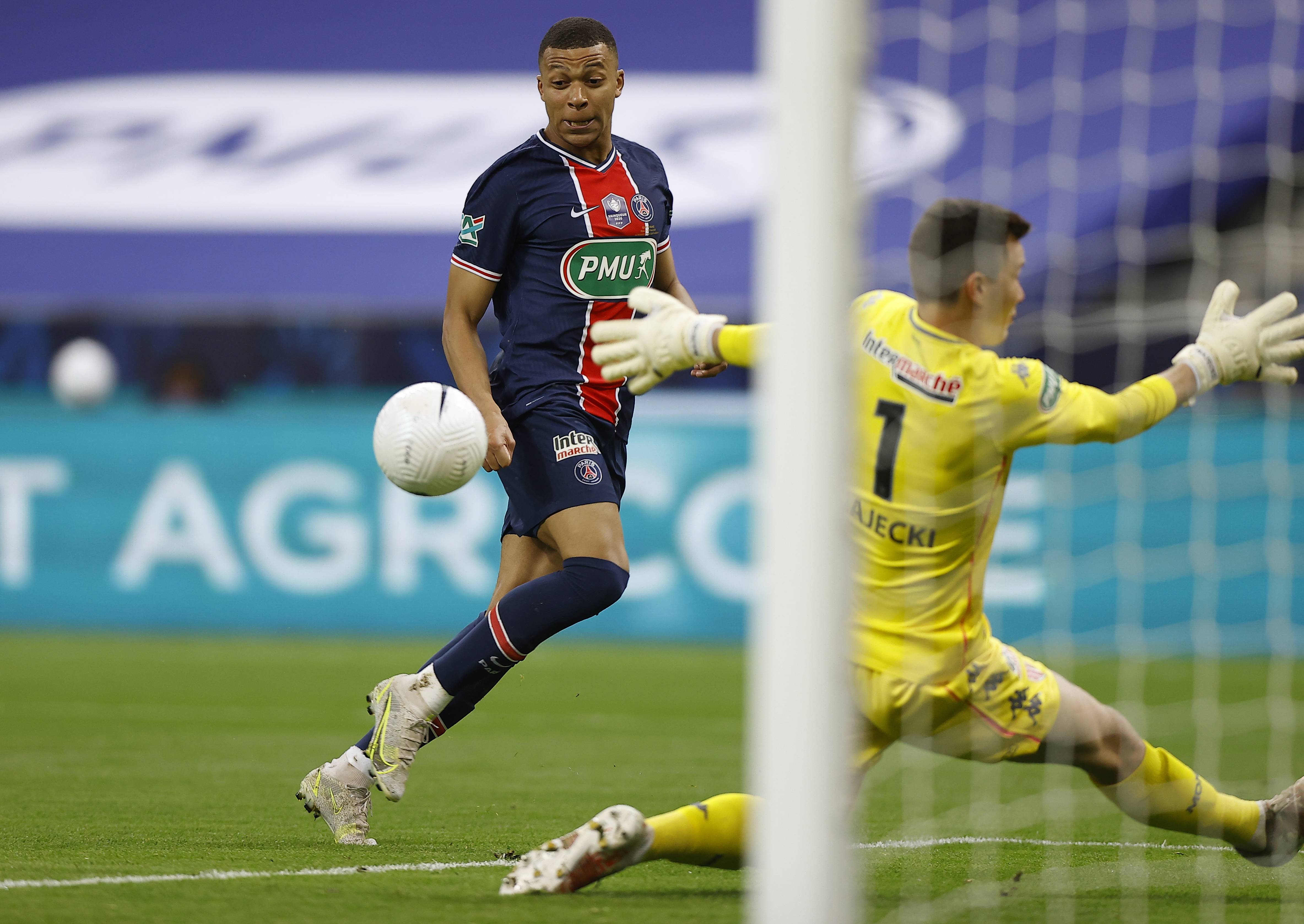 武汉三镇训练开放日；冲刺阶段止住颓势引欢呼；法国杯在即；赛季目标并未改变的简单介绍