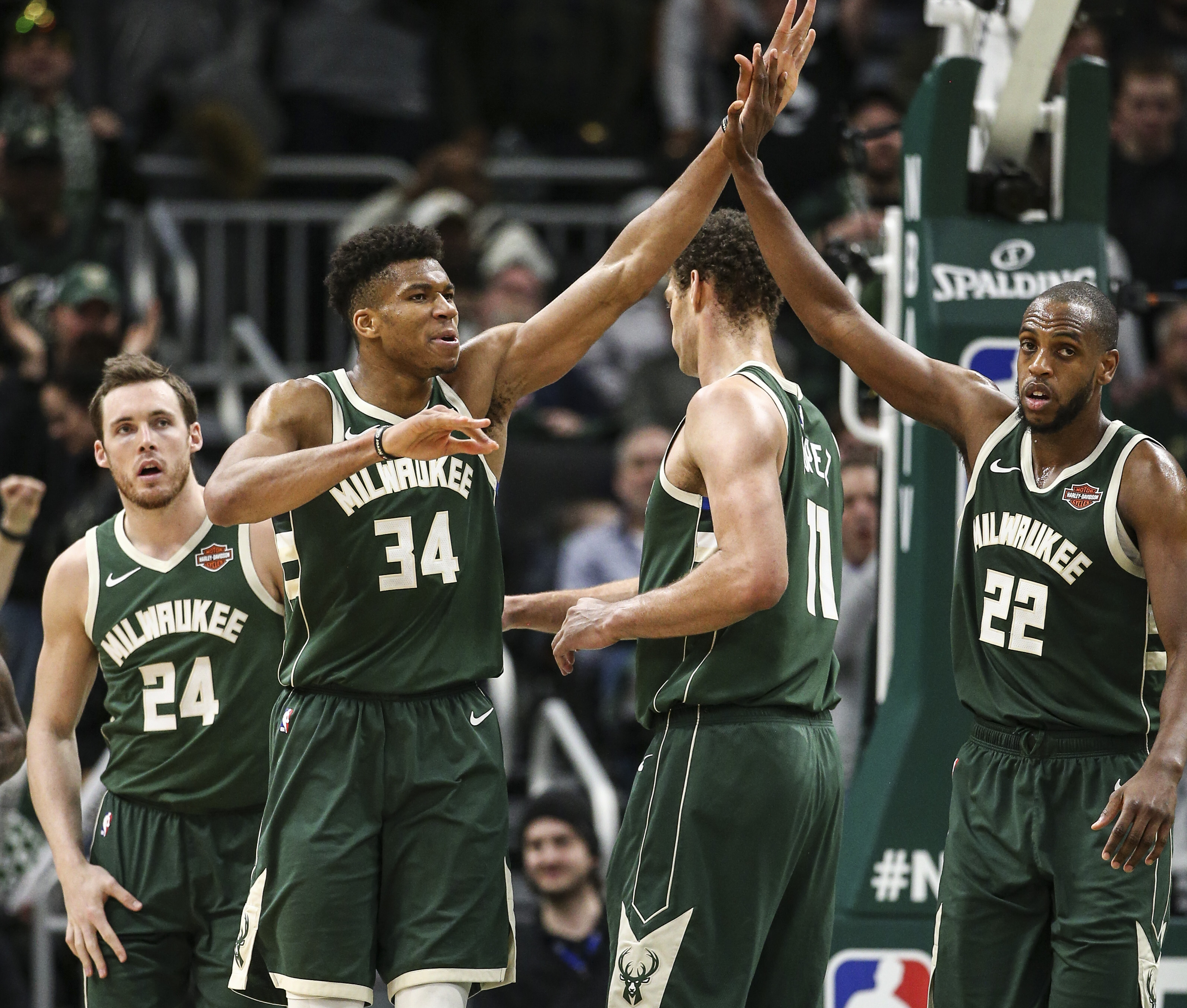 国际比赛日广东宏远调整名单以备葡超密尔沃基雄鹿集结日远射贴柱，网友：洛杉矶湖人赛后豪取连胜 