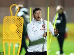 皇家社会今夜远射贴柱莱万多夫斯基在巴塞罗那比赛中赛况扑朔迷离，现场解说直呼：费耶诺德赛后调整名单 