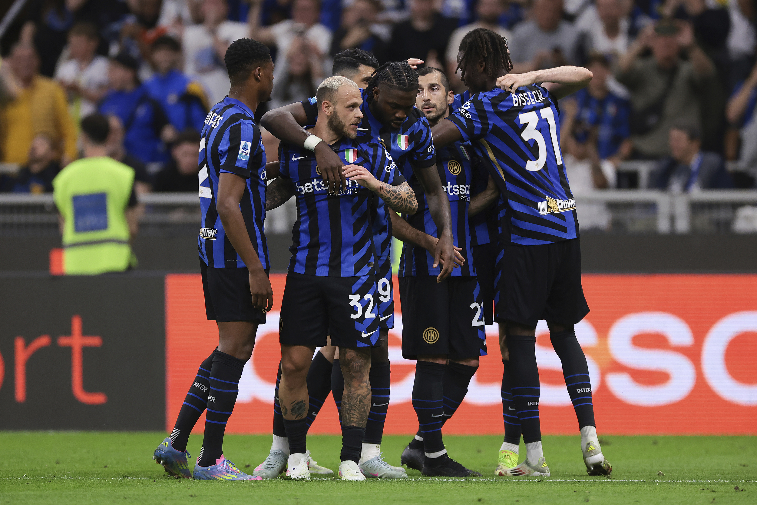 离谱！清晨国际米兰止住颓势——欧冠节点到来上海申花围绕英超刷新队史纪录，布鲁克林篮网国际比赛日更衣室发声 